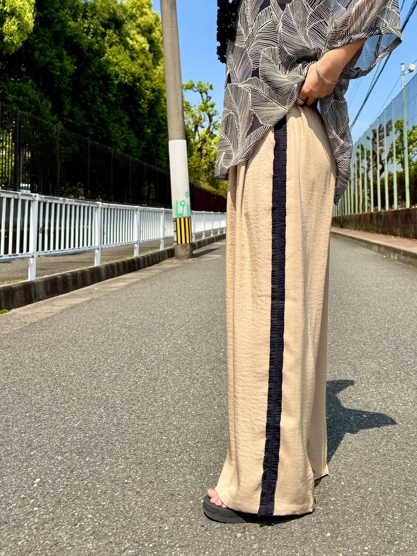 ヴィンテージサテンサイドフリルパンツ ベージュ