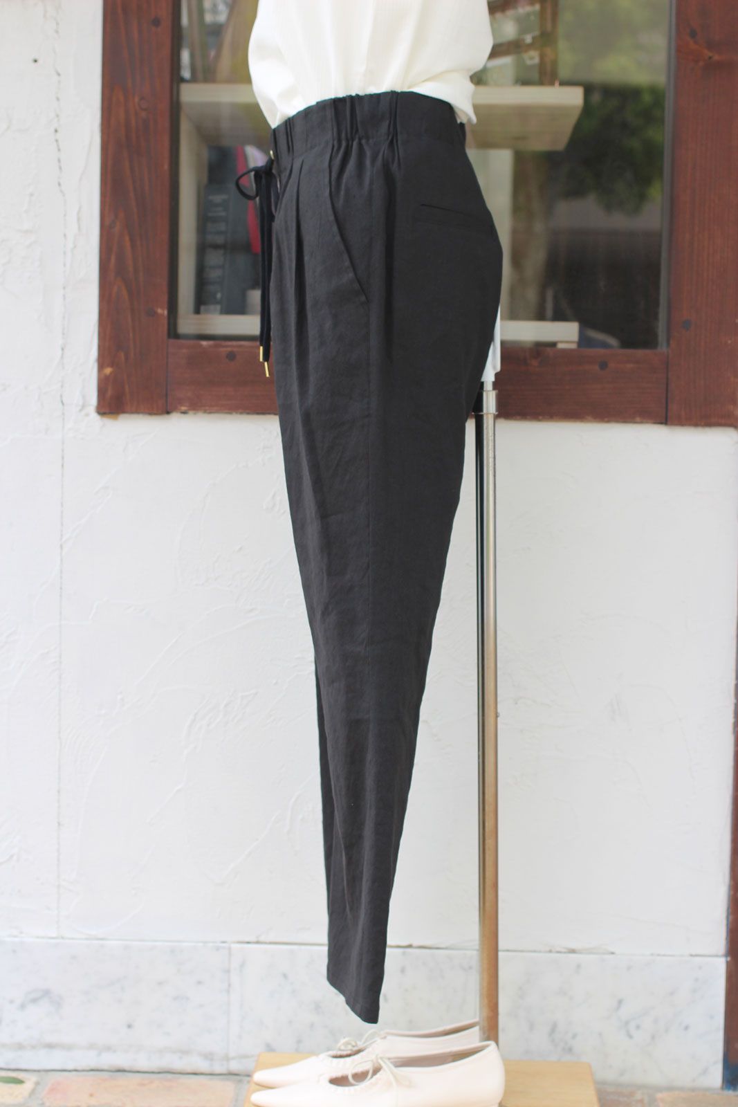 バイオリネンストレッチテーパードパンツ ブラック