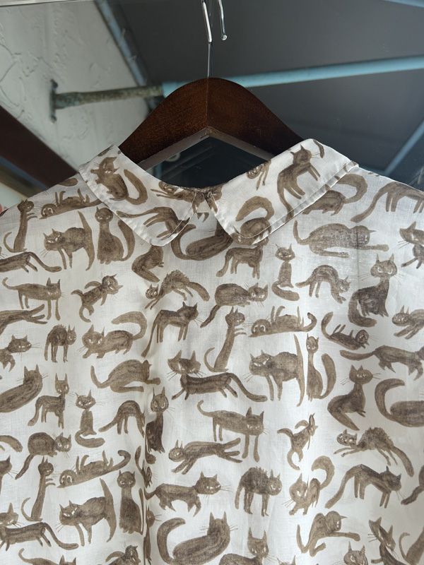 猫プリントスリーブレスブラウス オフxブラウン