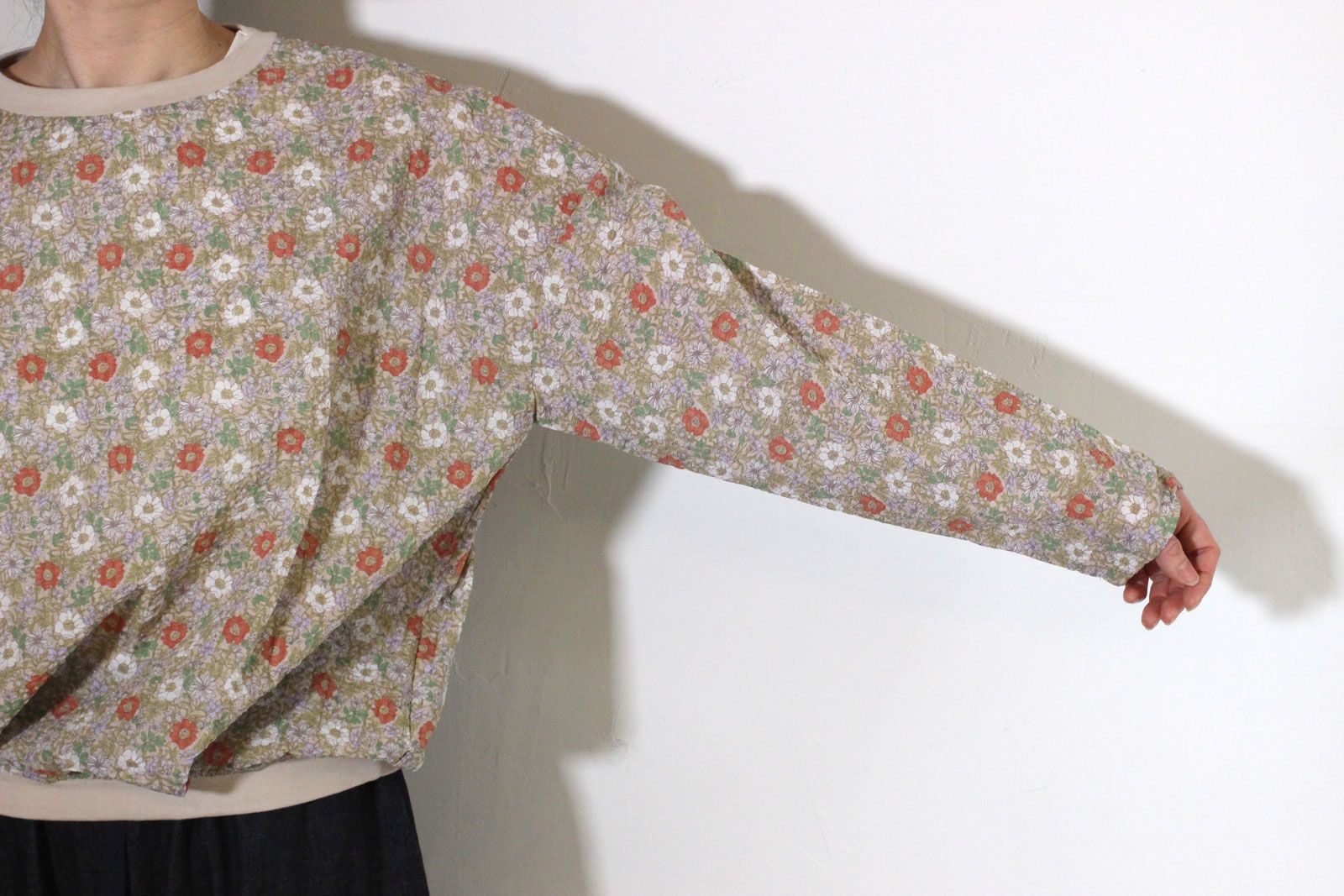 80ローン塩縮ボタニカルフラワーギャザーチュニック ベージュ