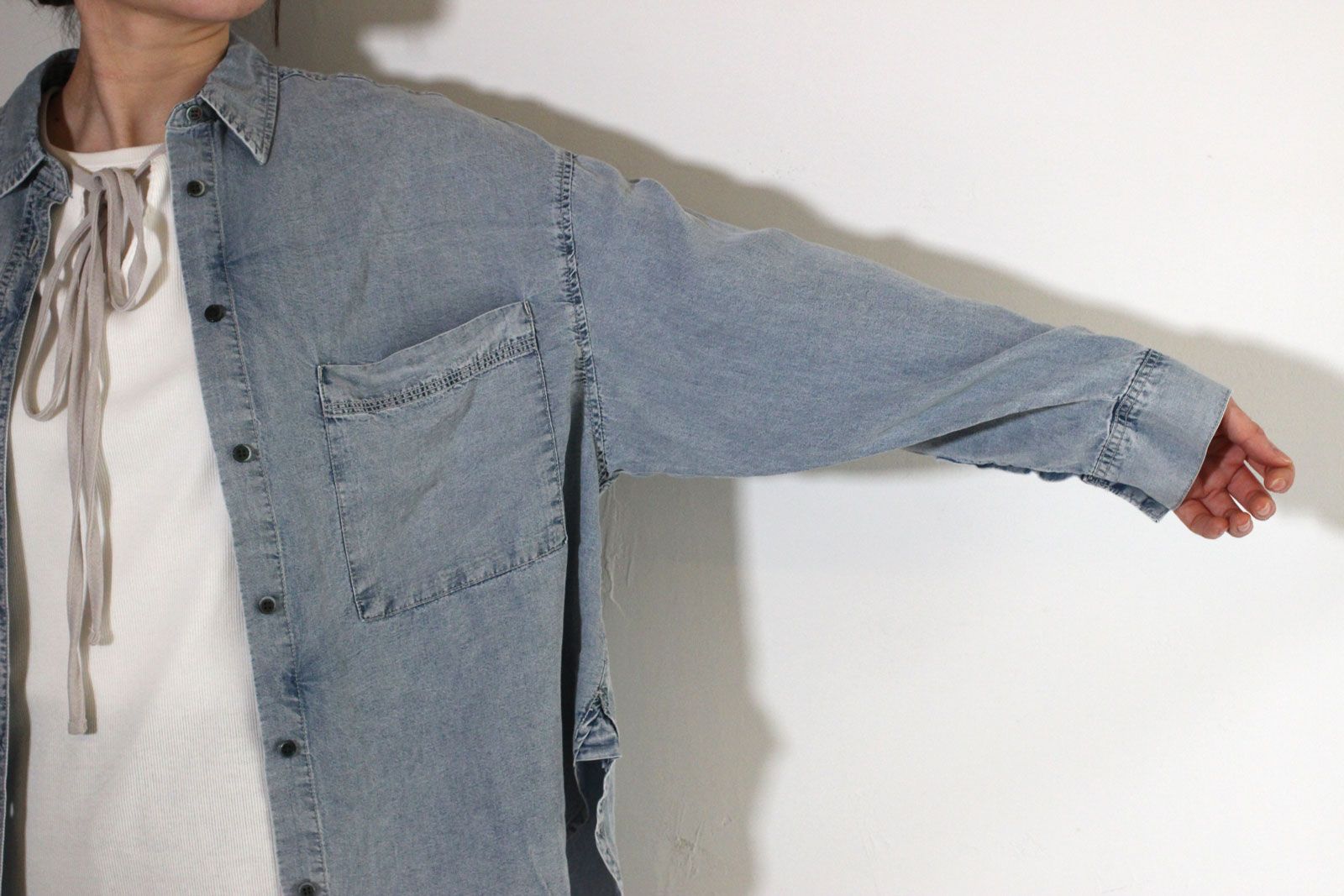 テンセルデニム製品染めオーバーサイズシャツ インディゴブルー