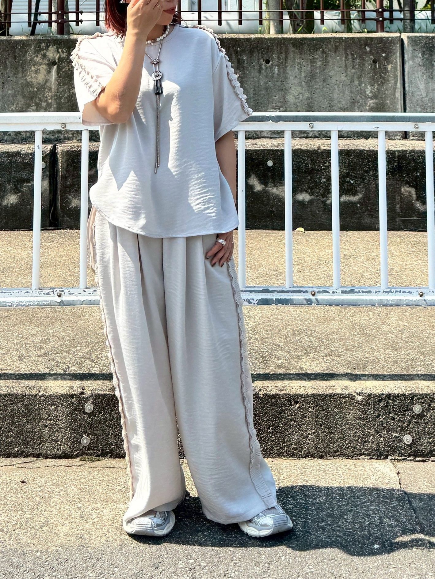 ヴィンテージサテンサイドフリルパンツ グレージュ