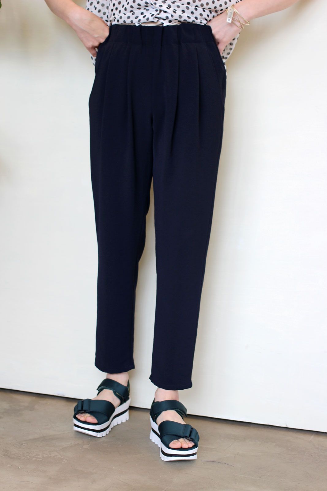 ストレッチジョーゼットタックテーパードパンツ ネイビー