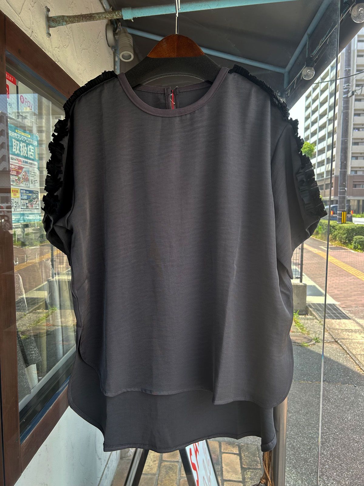 TRANOI - ショルダーフリルレイズプルオーバー チャコールグレー