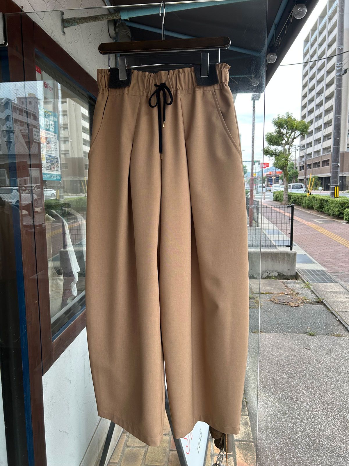 タックカーブパンツ キャメル
