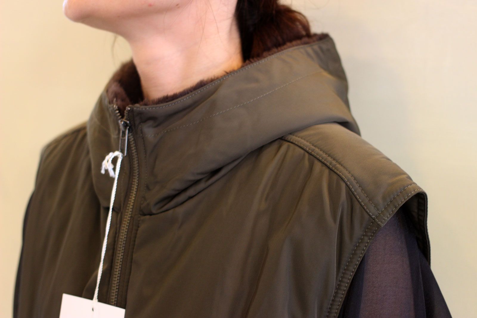 新品タグ付き　CHIGNON フードZIPモッズベスト カーキ CHIGNON - フードZIPモッズベスト カーキ | ravii