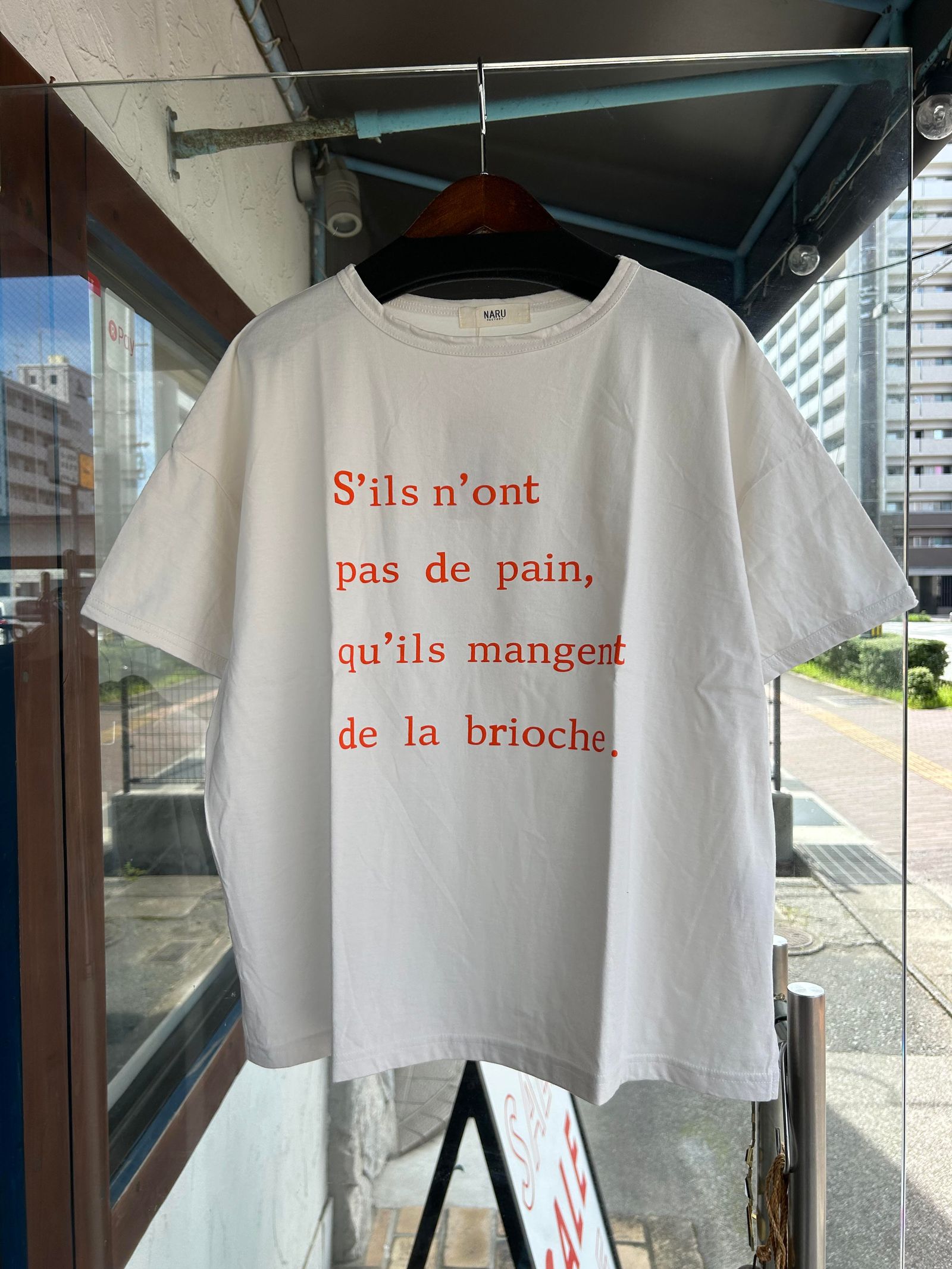 モイストソフト天竺タイプライタープリントTシャツ ミルクxオレンジ