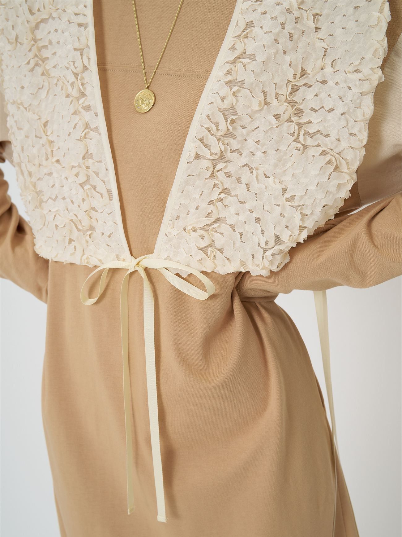 [1961-049BZ] フリルエンブロミニベスト アイボリー