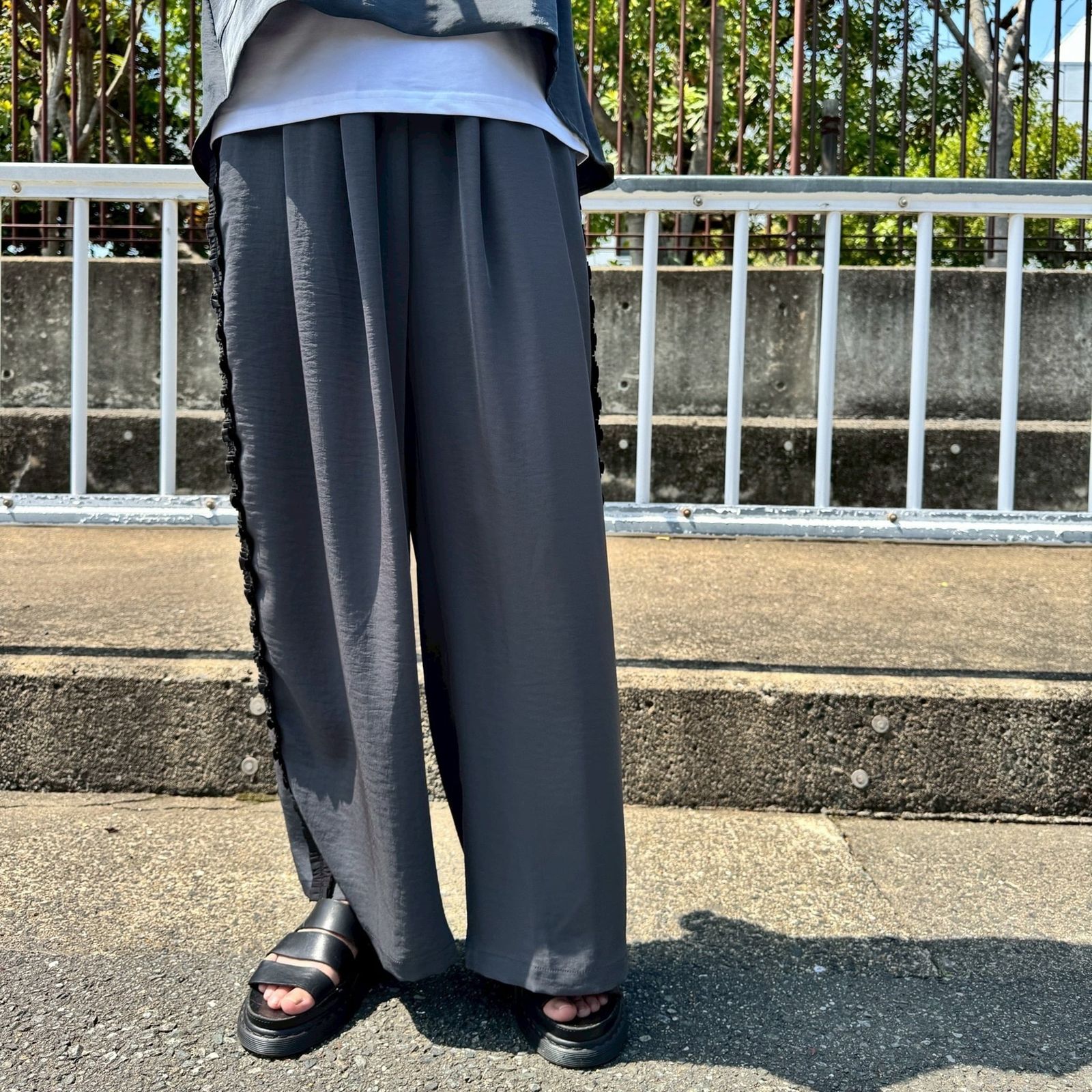 ヴィンテージサテンサイドフリルパンツ チャコール