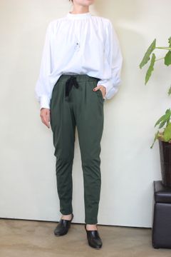 Trois ハイテンションストレッチリボンテーパードパンツ カーキ Ravii