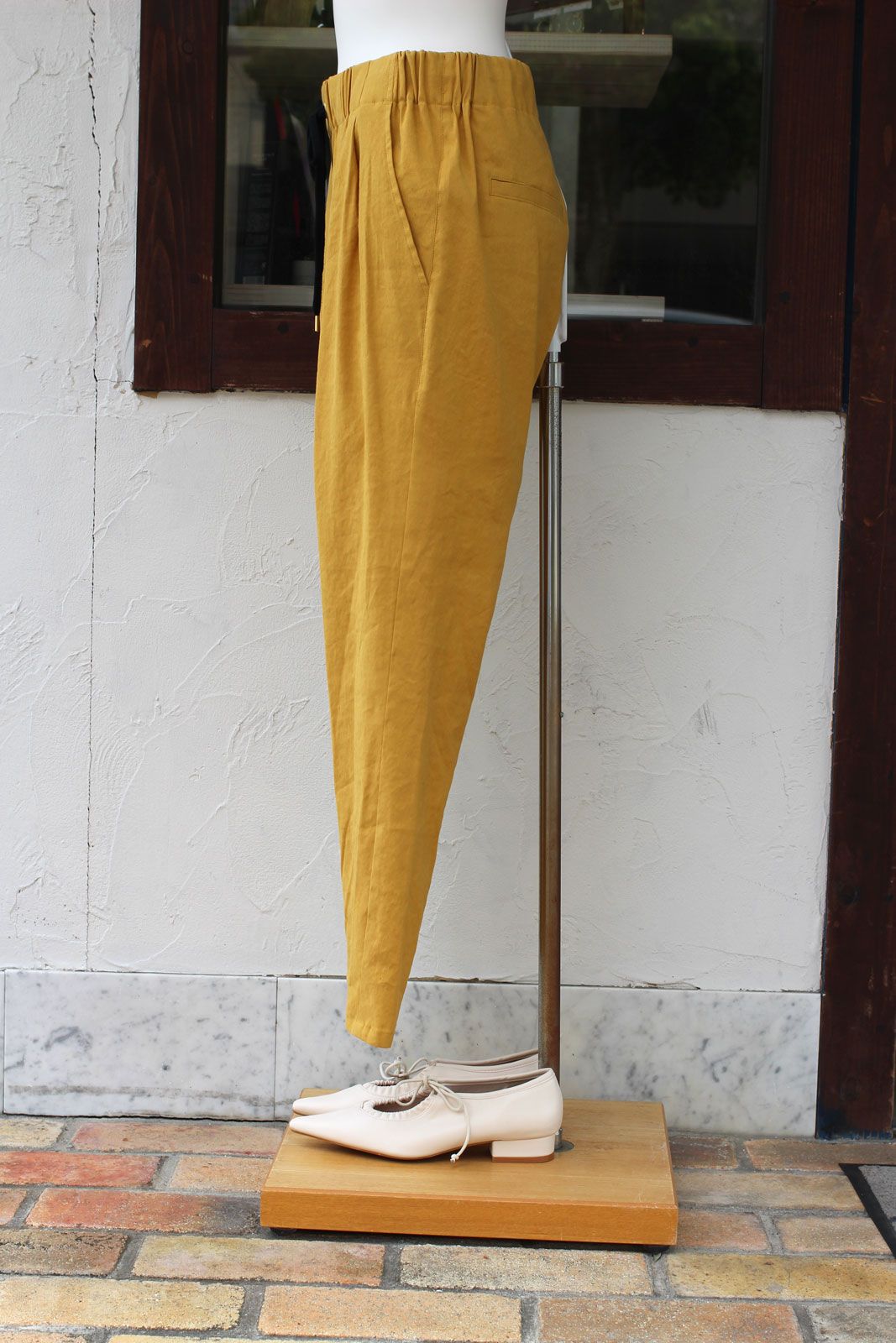 バイオリネンストレッチテーパードパンツ マスタード