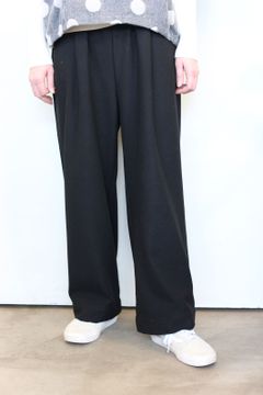 モナルーチェタック入りストレートパンツ ブラック