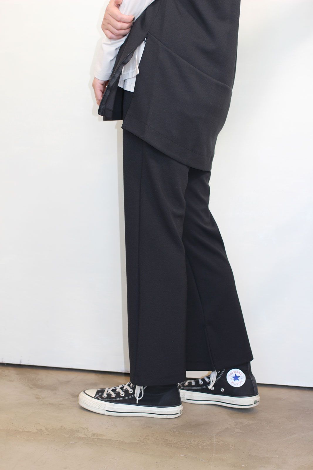 裾スリットセンタープレスフレアパンツ ブラック