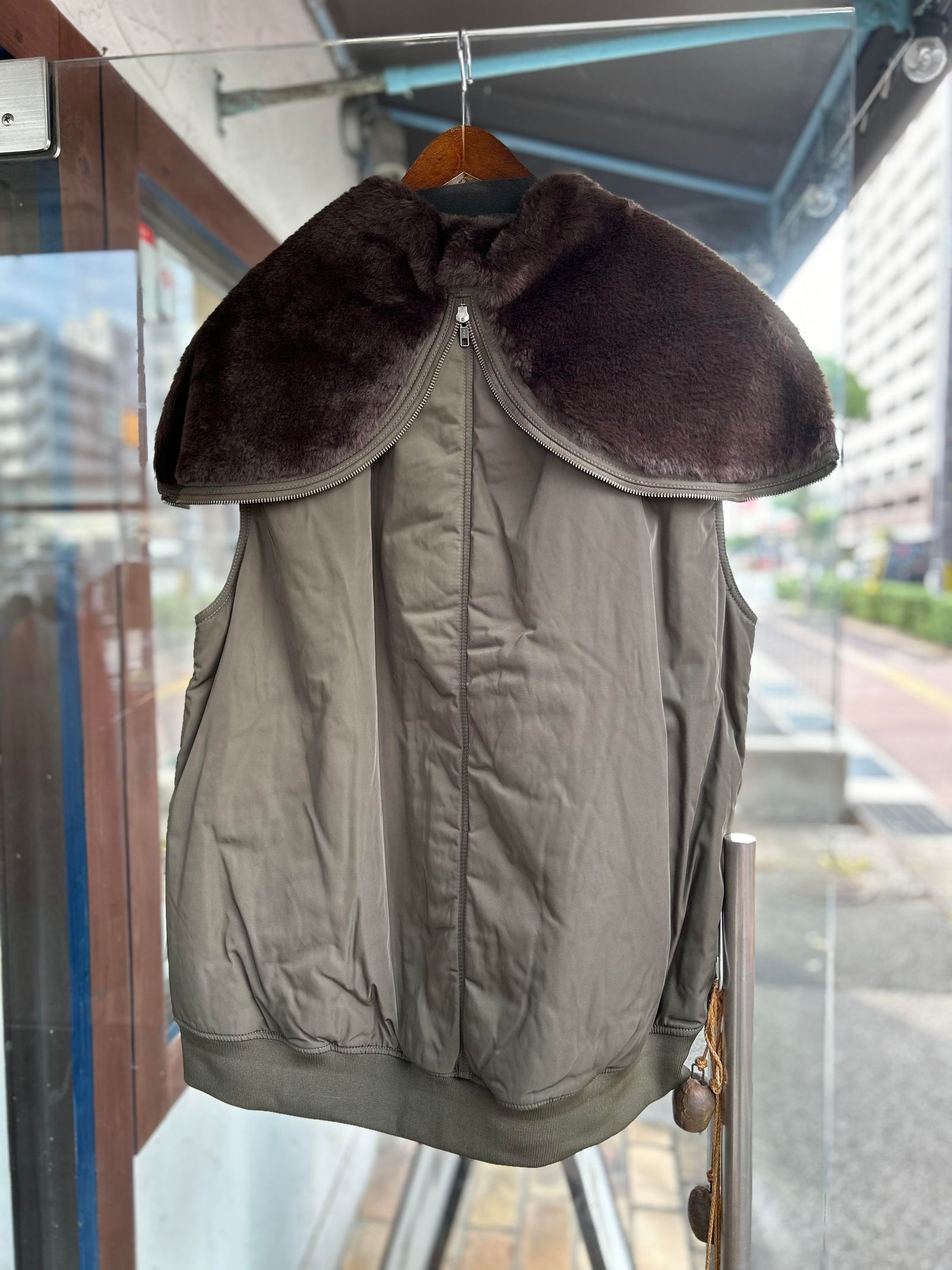 新品タグ付き　CHIGNON フードZIPモッズベスト カーキ CHIGNON - フードZIPモッズベスト カーキ | ravii