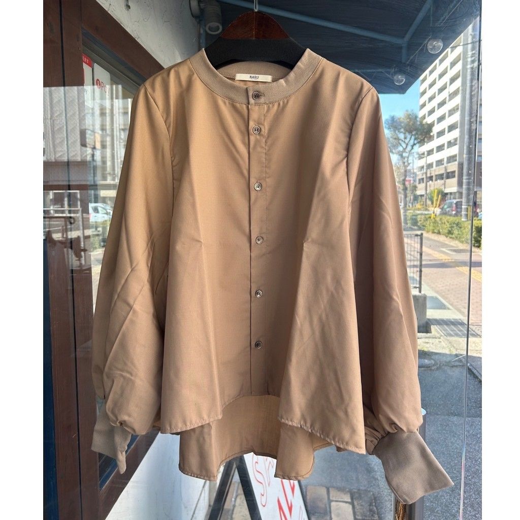 トロンとツイルフレアシャツ ベージュ