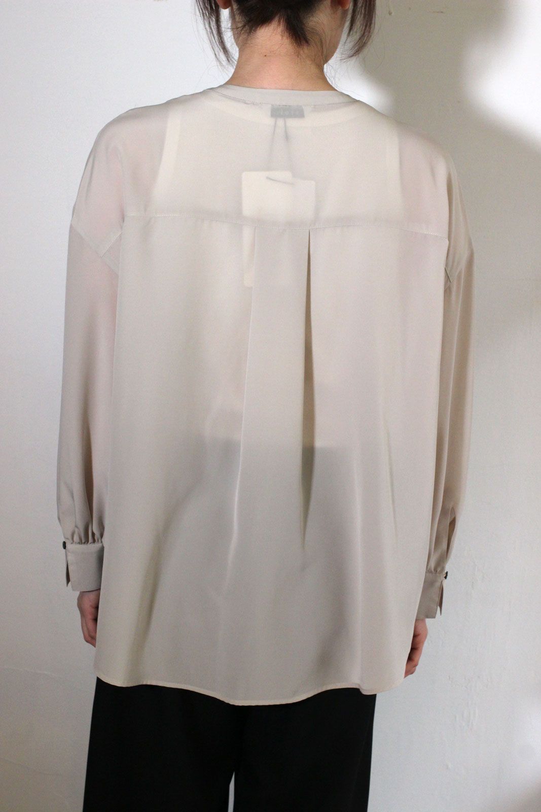 ヴィーナスデシンフラップブラウス ライトベージュ