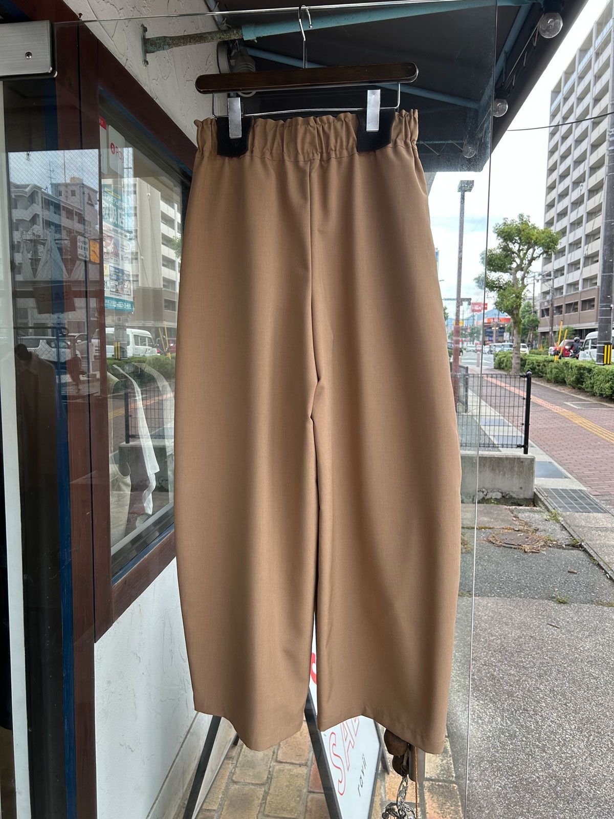タックカーブパンツ キャメル