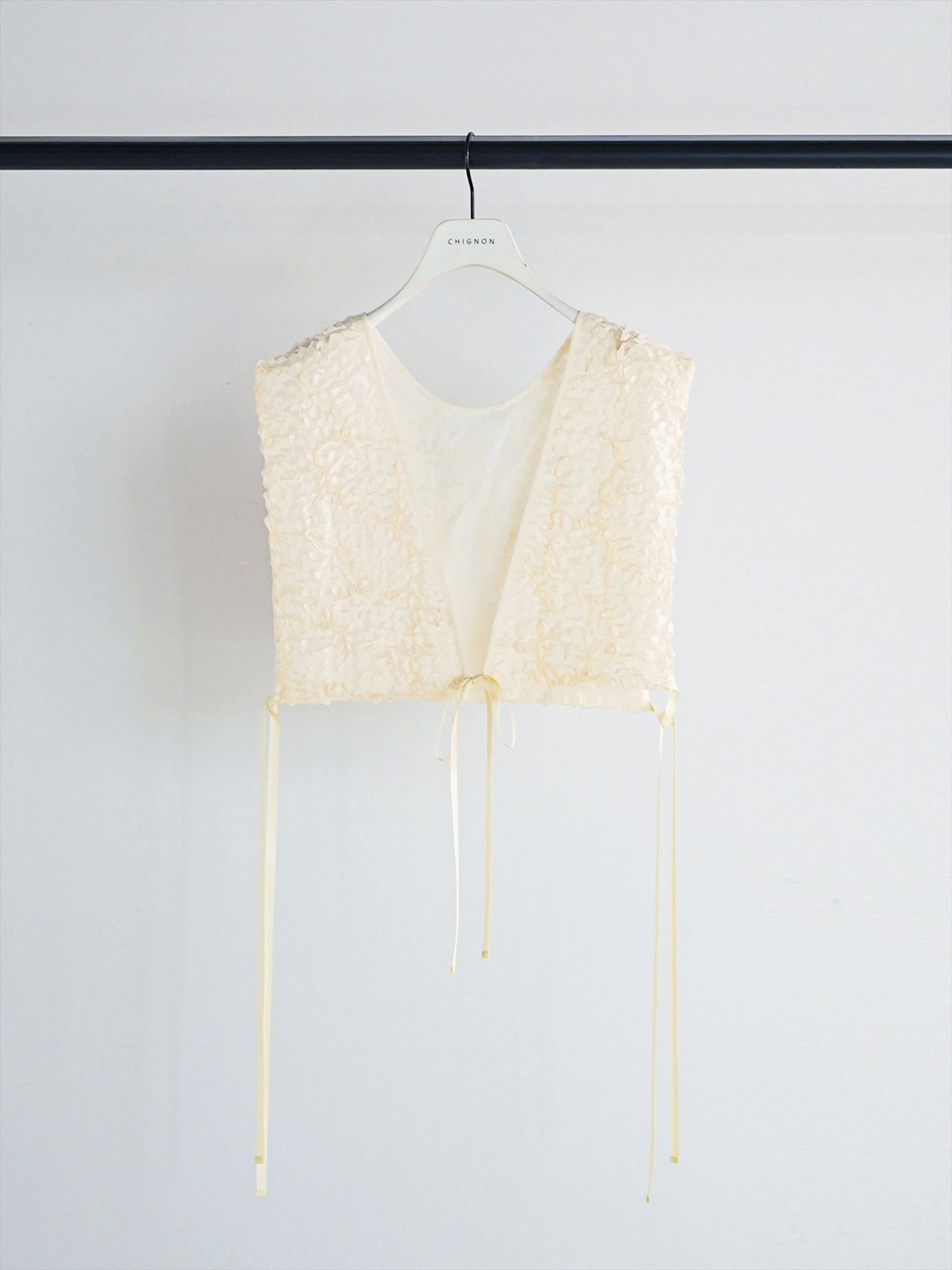 [1961-049BZ] フリルエンブロミニベスト アイボリー