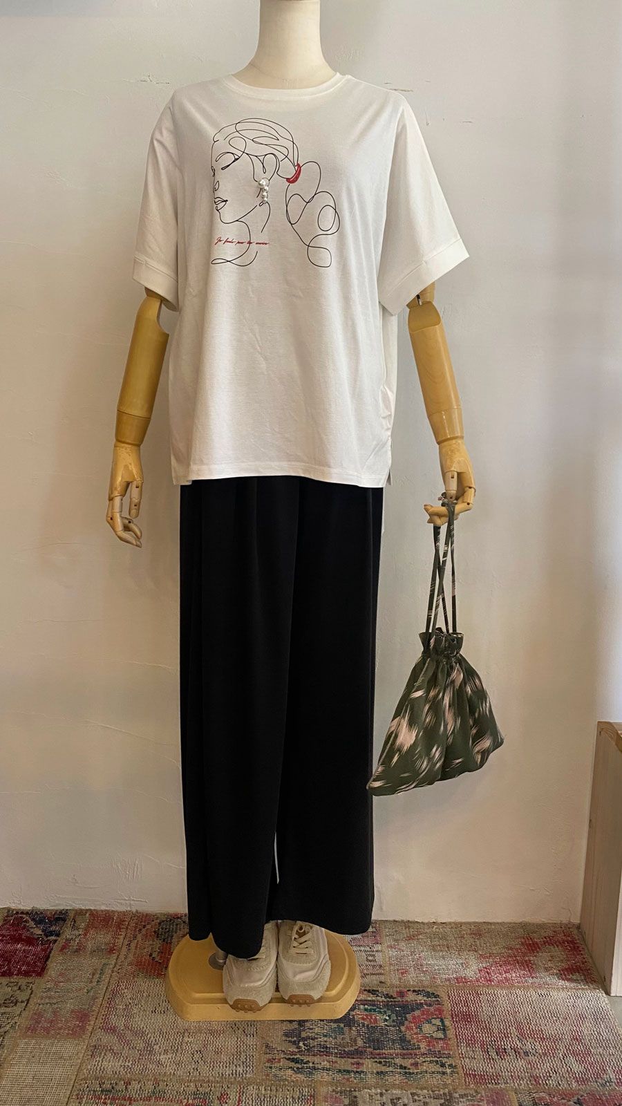 ラインアートパール飾りTシャツ ホワイト