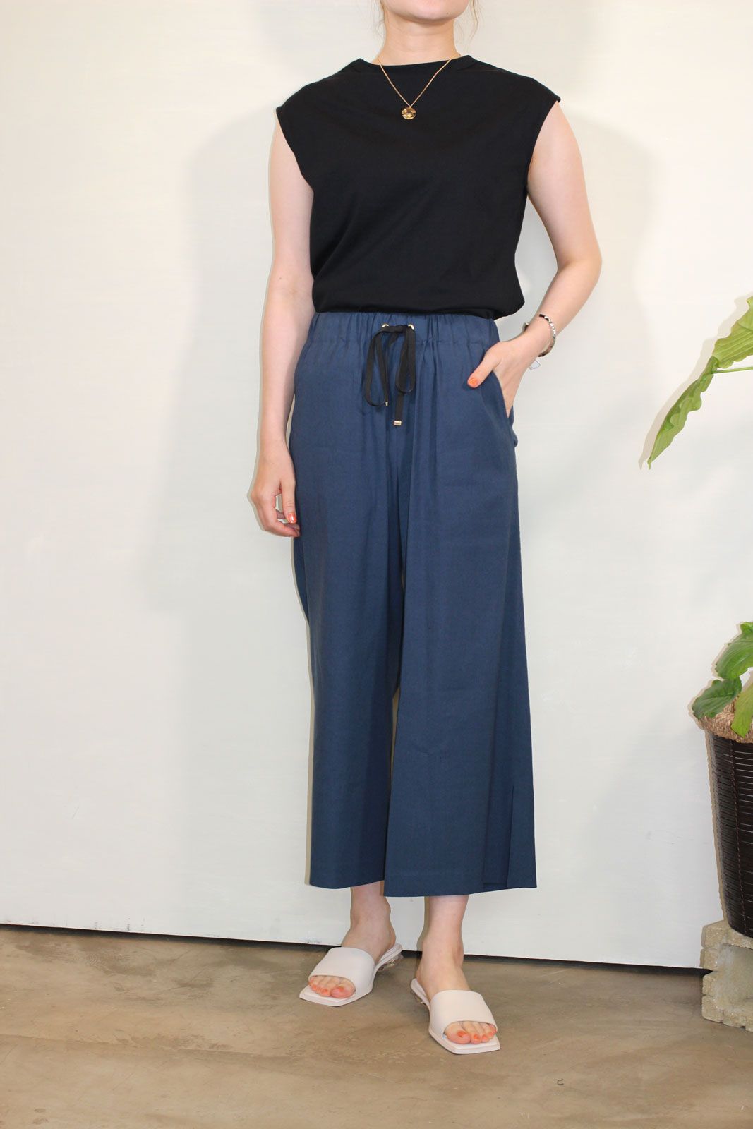 バイオリネンストレッチサイドスリット8.5分丈ワイドパンツ ネイビー