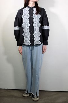 オリジナル刺繍レーススタンドネックブラウス ブラックxホワイト