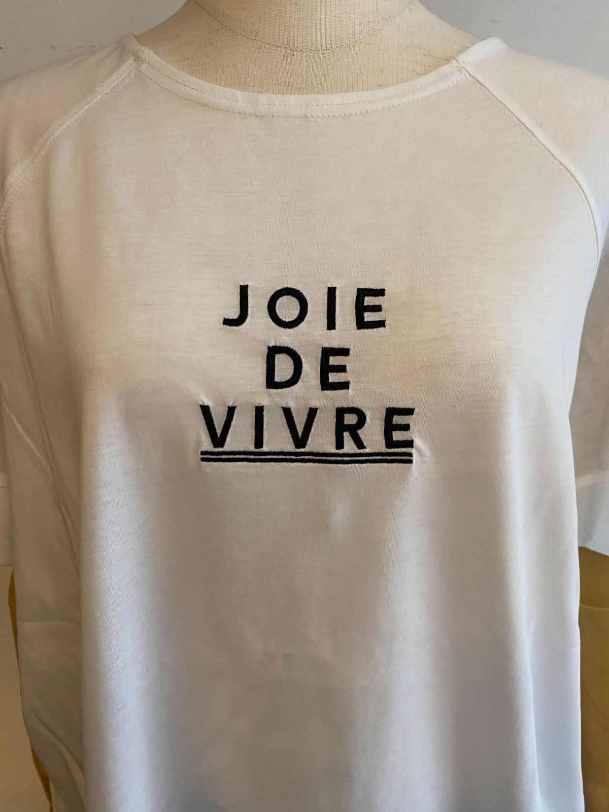 ロゴ刺繍ラグランTシャツ white