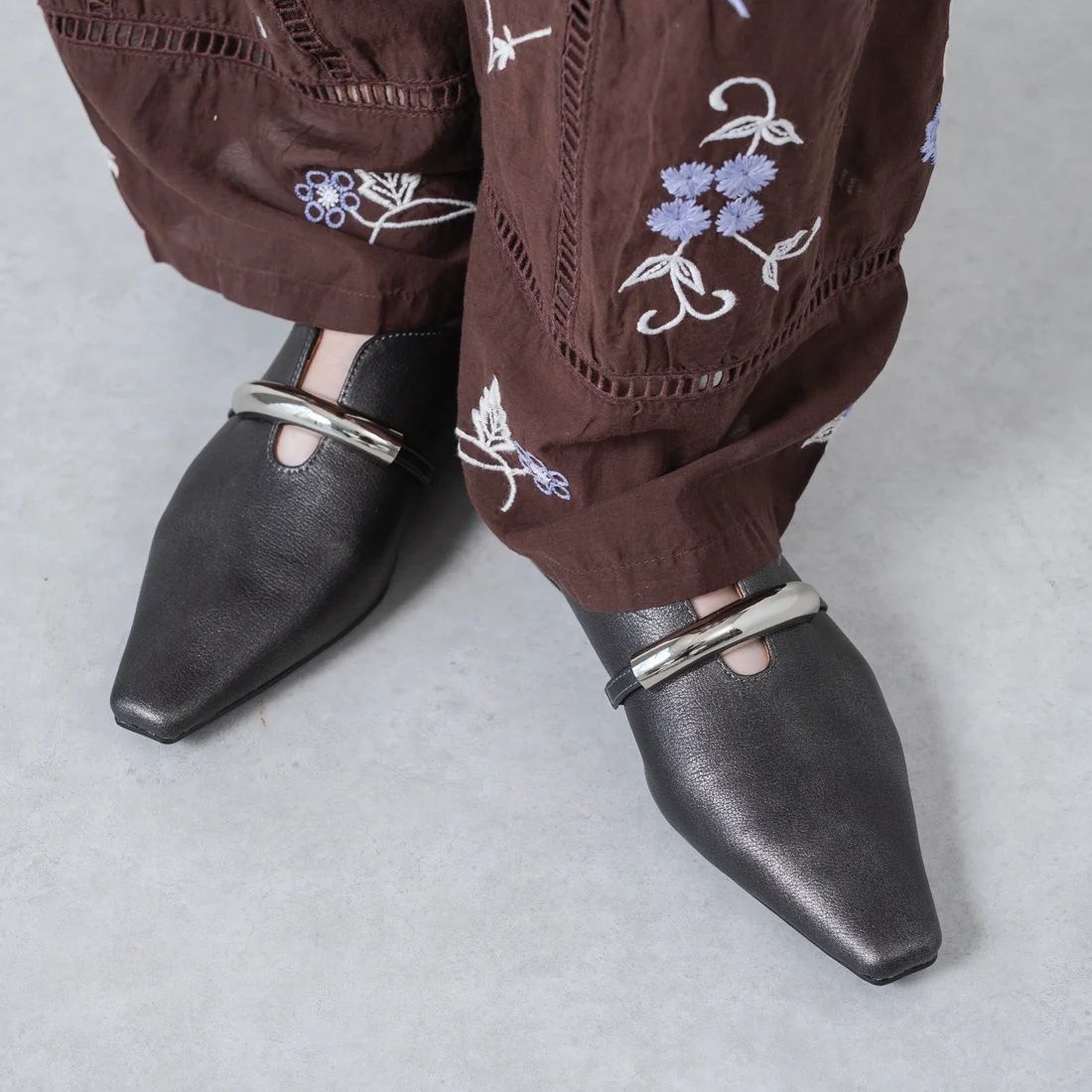 ゴールドモチーフスクエアパンプス ブラックグレー