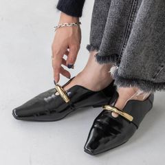ゴールドモチーフスクエアパンプス ブラック