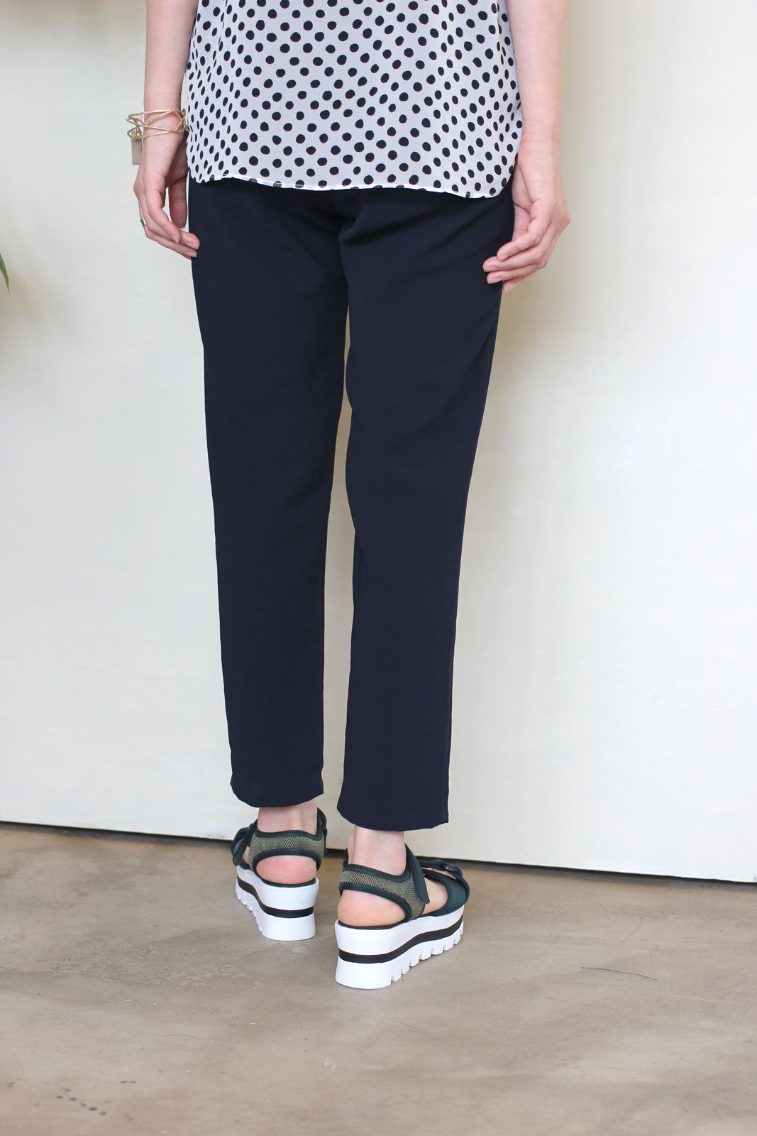 ストレッチジョーゼットタックテーパードパンツ ネイビー