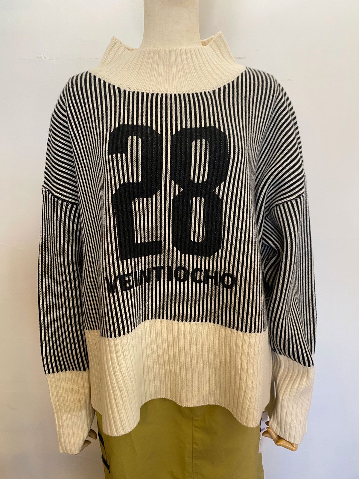 ストライプナンバー入りハイネック ホワイト