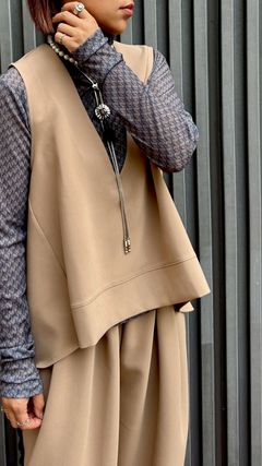 バックスリットキーネックジレ ベージュ