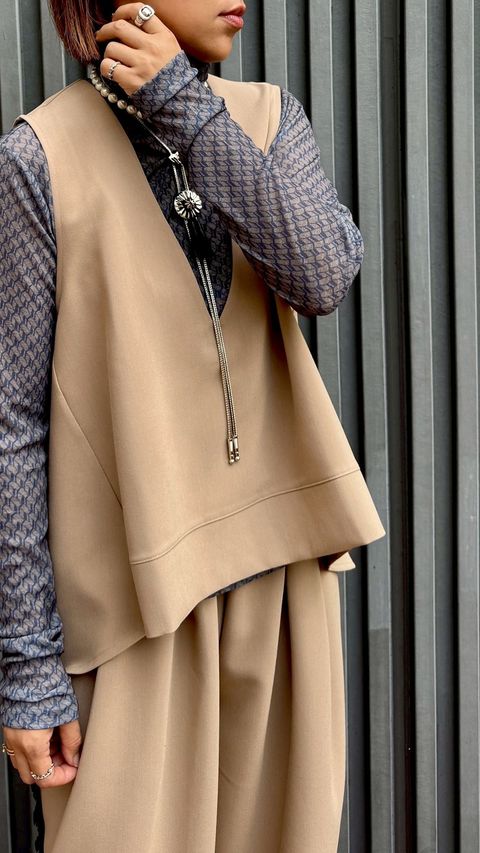 バックスリットキーネックジレ ベージュ