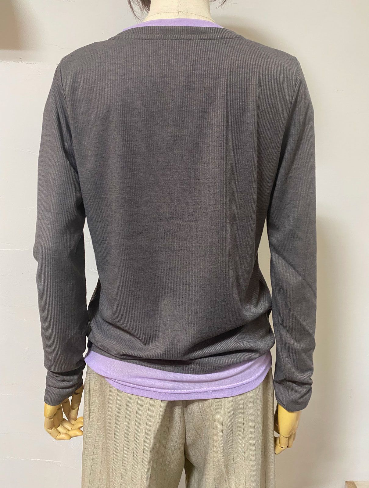ヘンリーネックレイヤードTシャツ チャコール×パープル