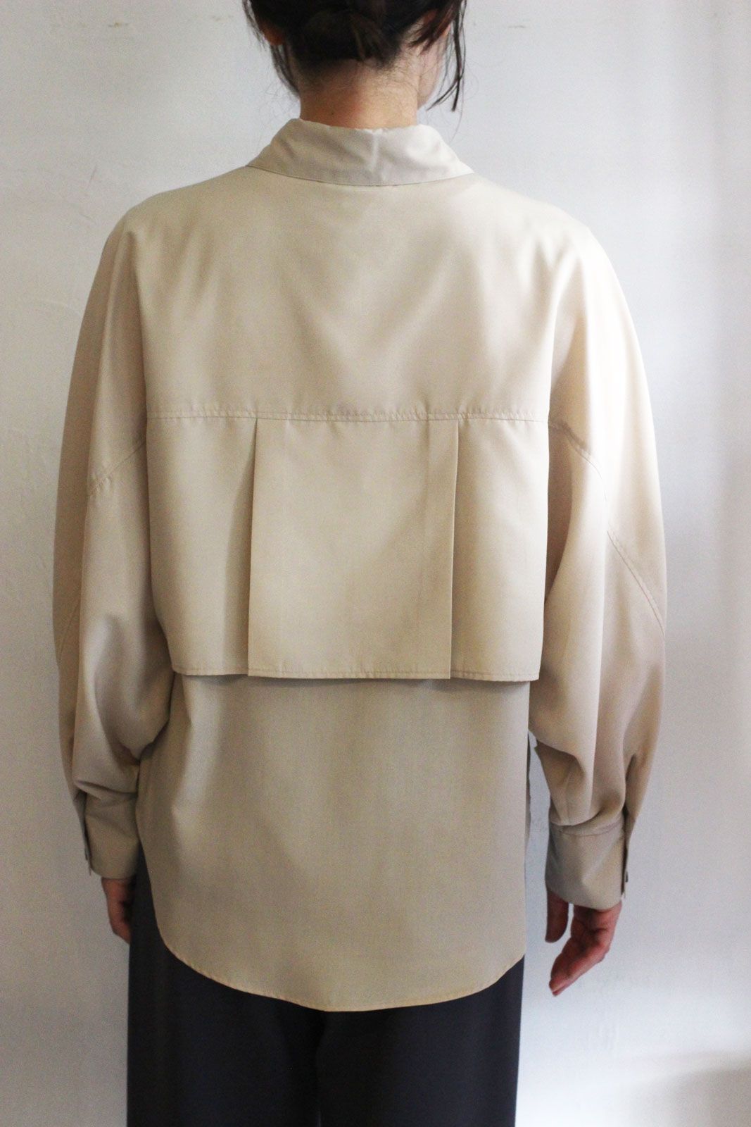 ラウンドフラップブラウス ベージュ