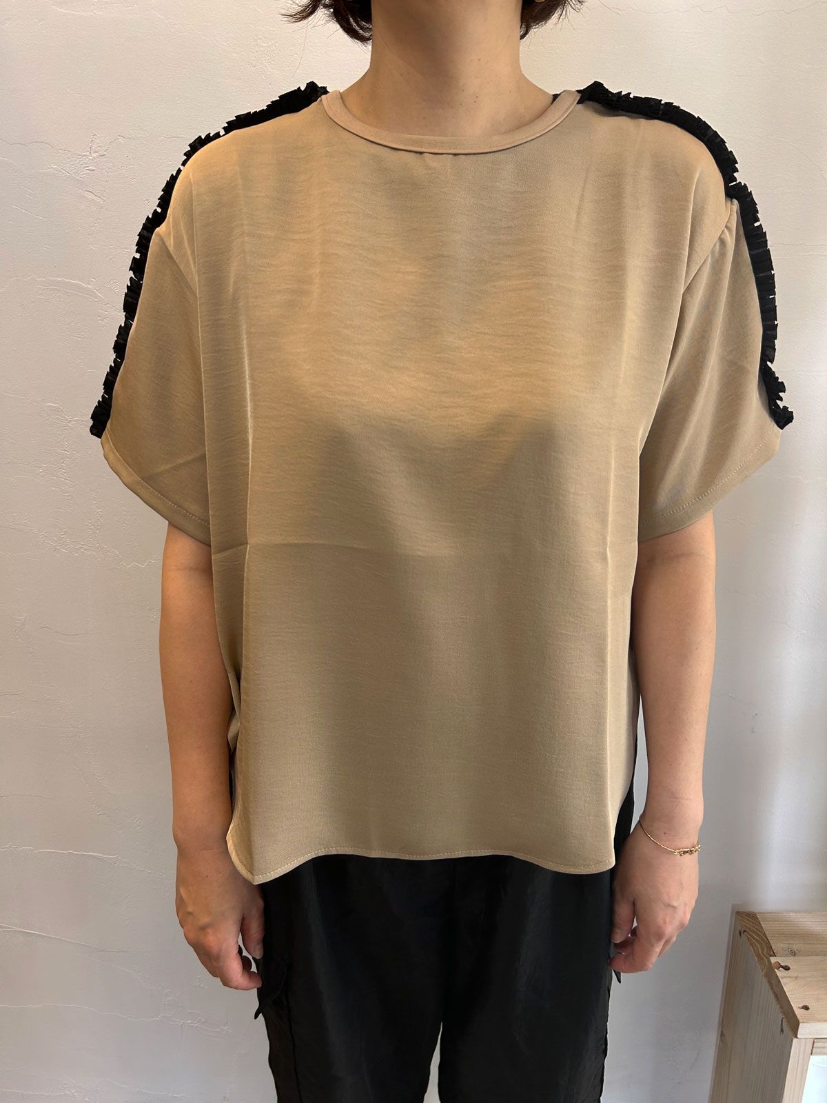 ショルダーフリルレイズプルオーバー チャコールグレー