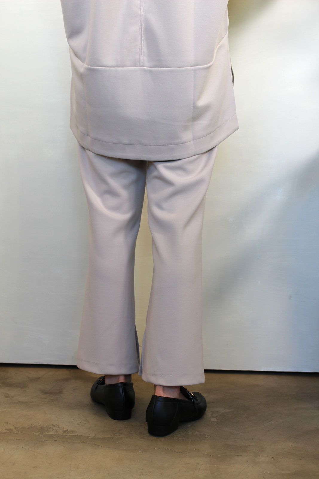 裾スリットセンタープレスフレアパンツ ベージュ