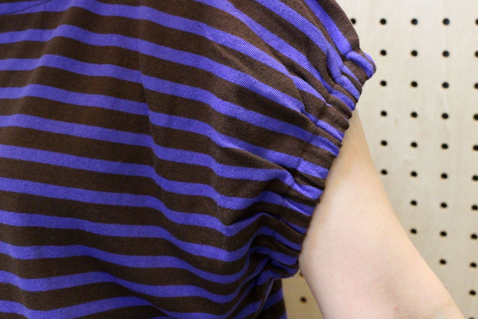 ギャザーフレンチスリーブTシャツ ブラウンxブルーパープル