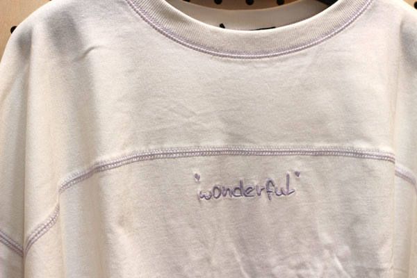 配色ステッチロゴ刺繍Tシャツ オフホワイト