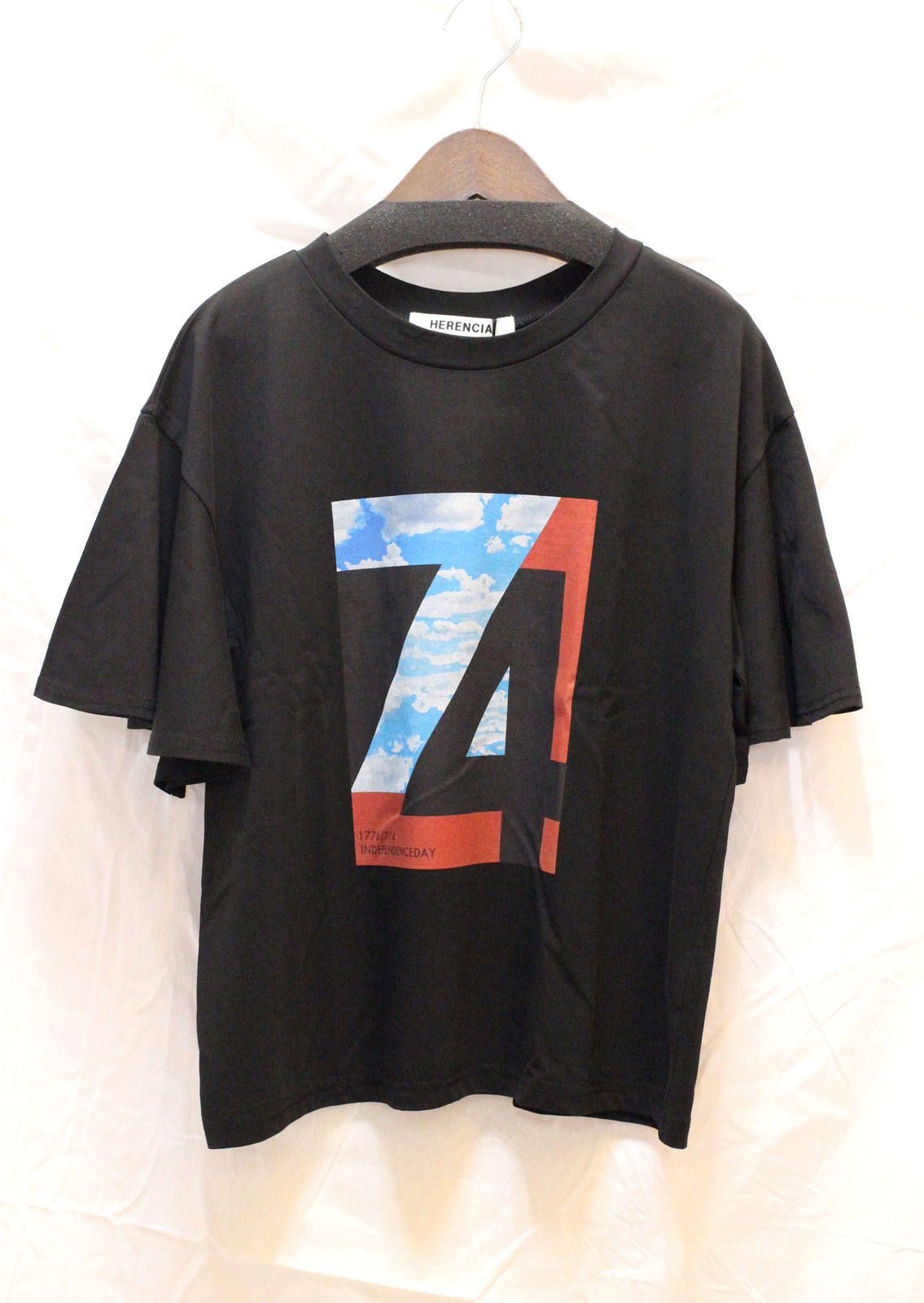 フレア袖プリントTシャツ ブラック