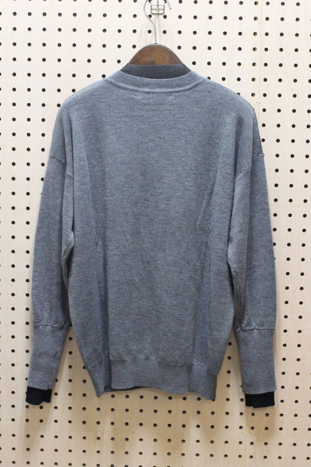 袋ジャカートVネックニット グレー