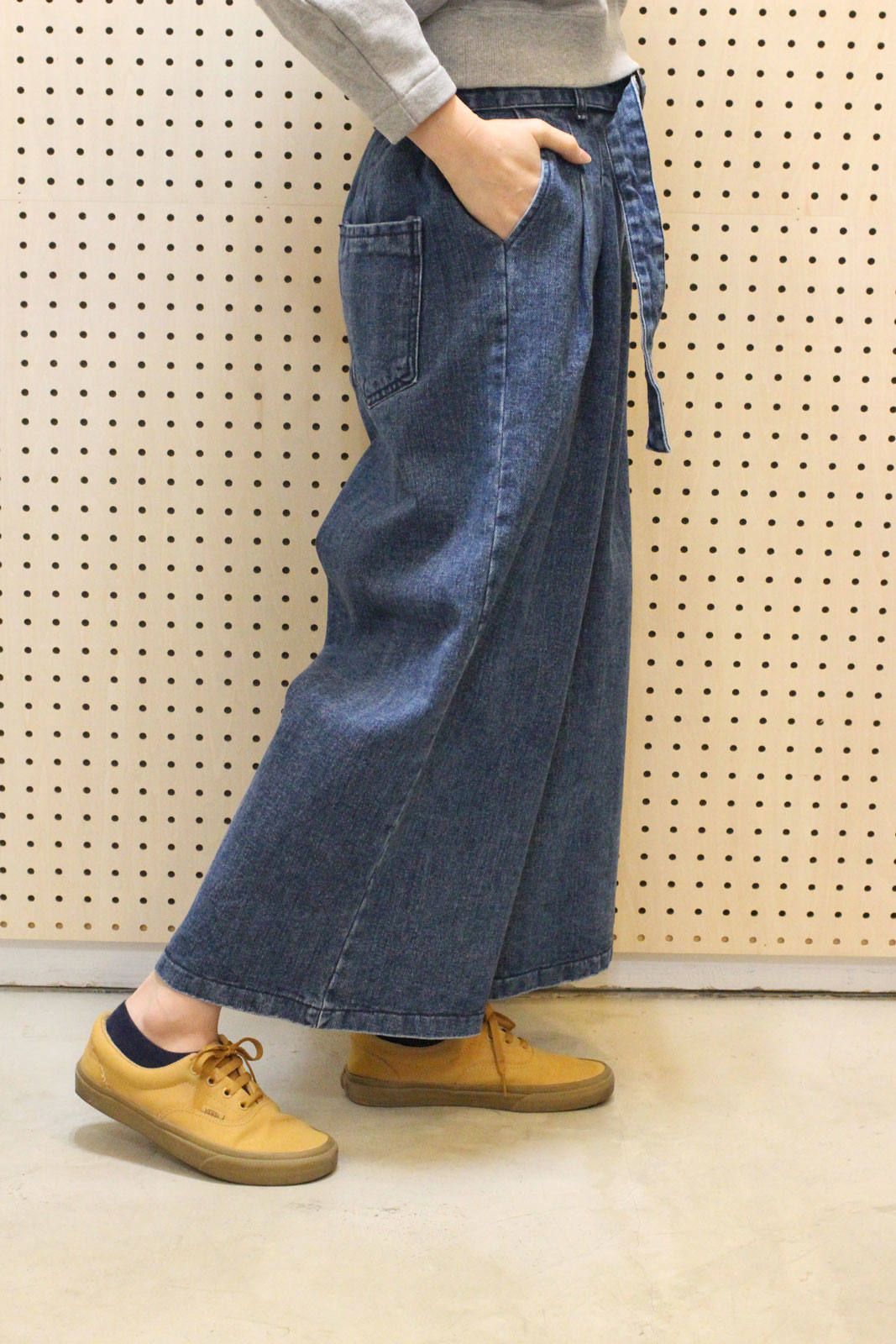 ベルト付きワイドジーンズ Days - ベルト付きワイドデニムパンツ | ravii