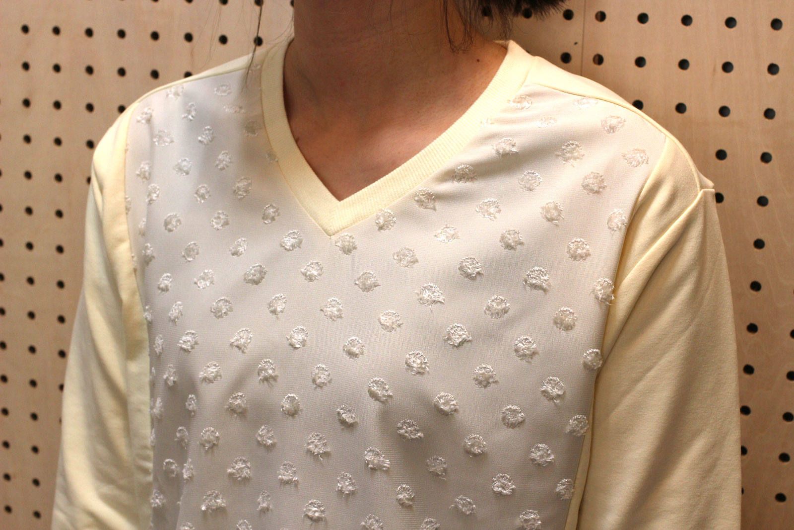 フロッキードットトップス ベージュ