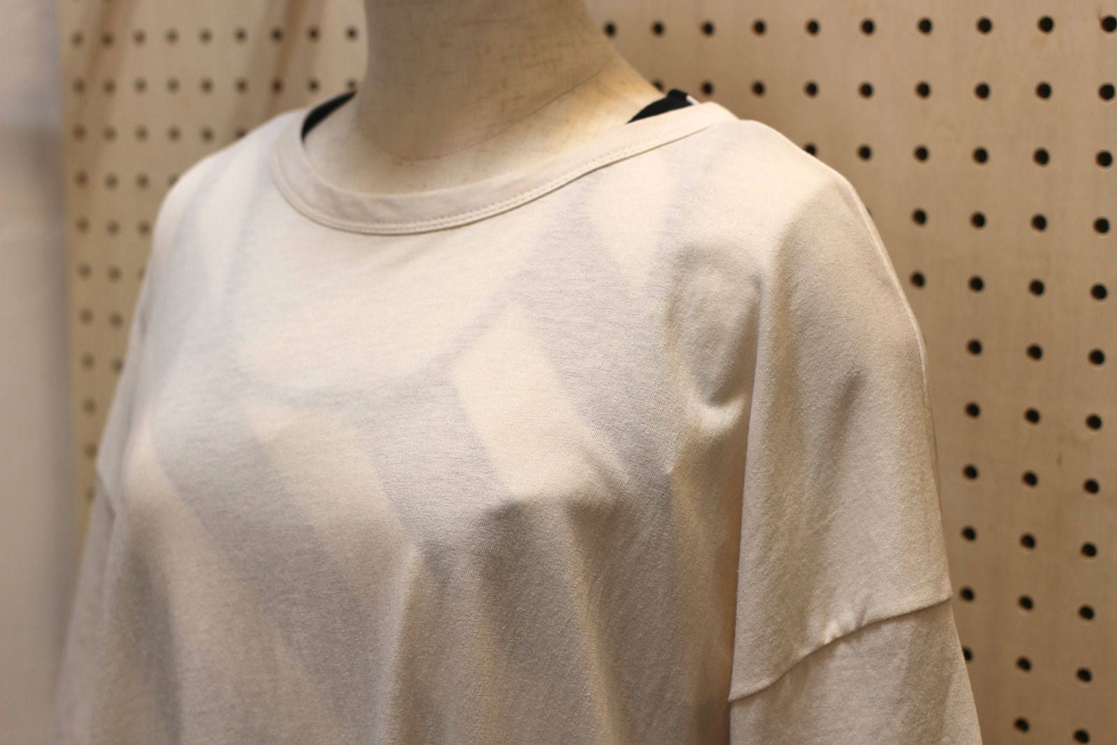 バックツイストTシャツ ブラウン