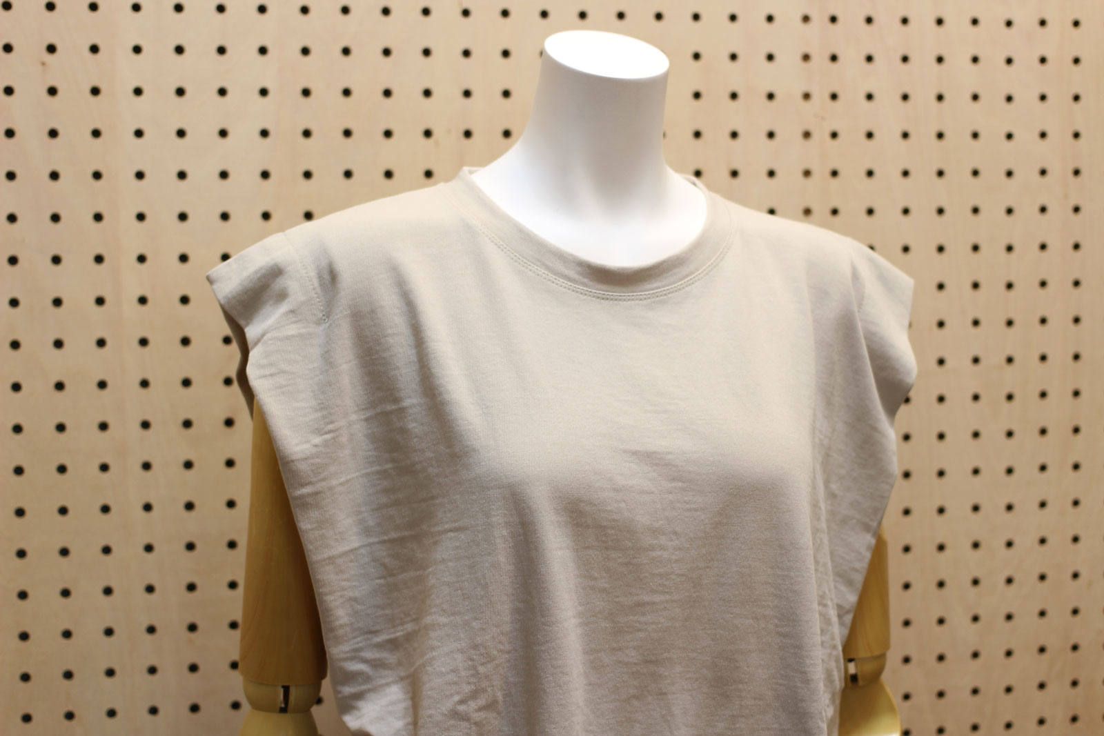 タックノースリーブTシャツ ベージュ