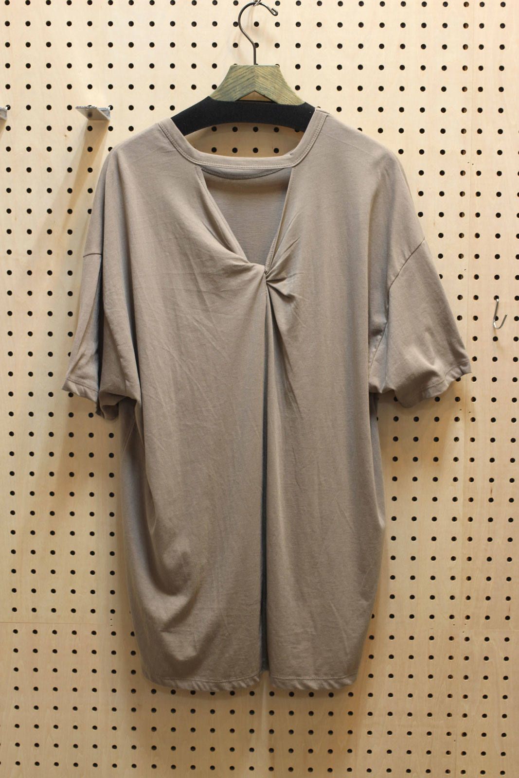バックツイストTシャツ ブラウン