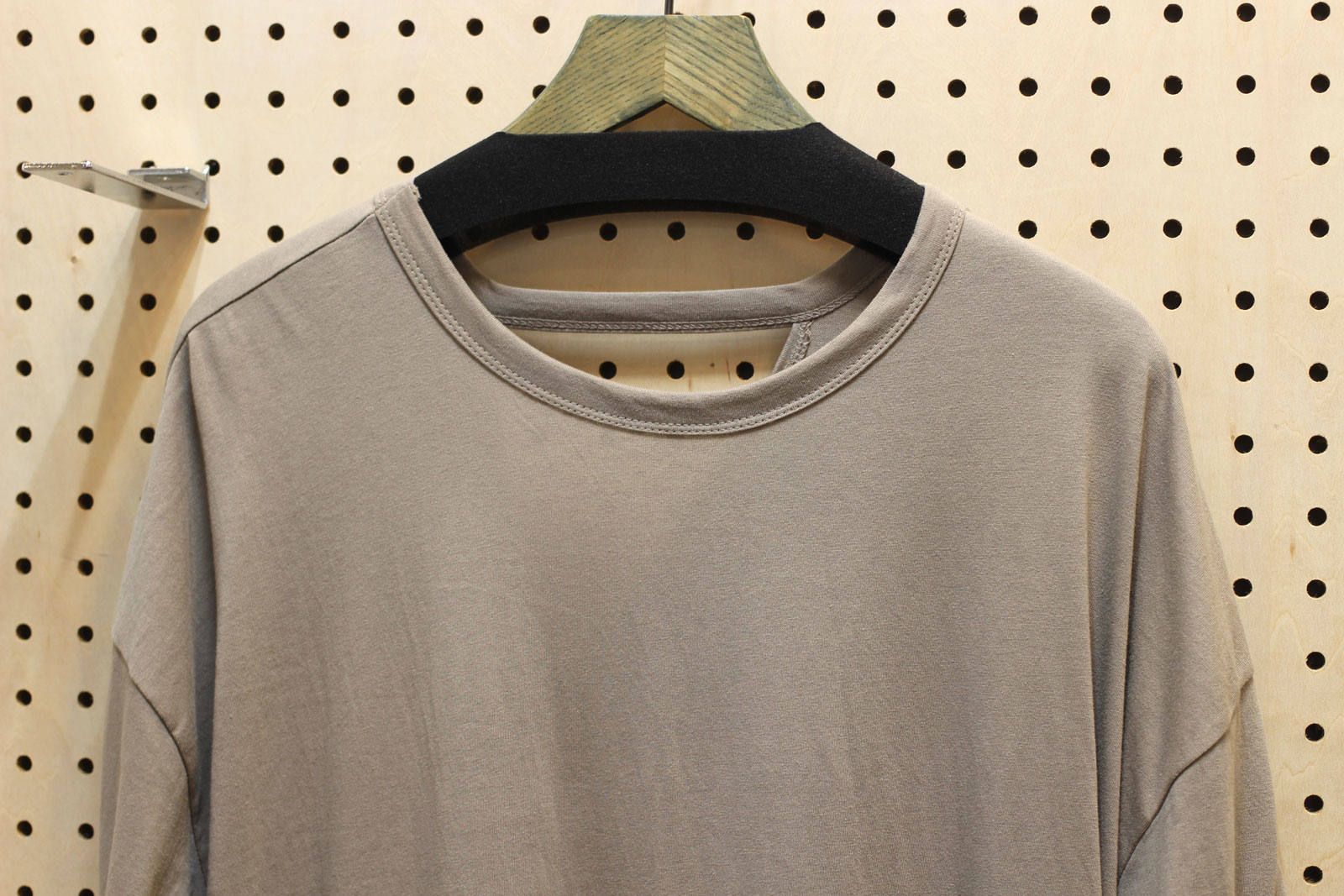 バックツイストTシャツ ブラウン