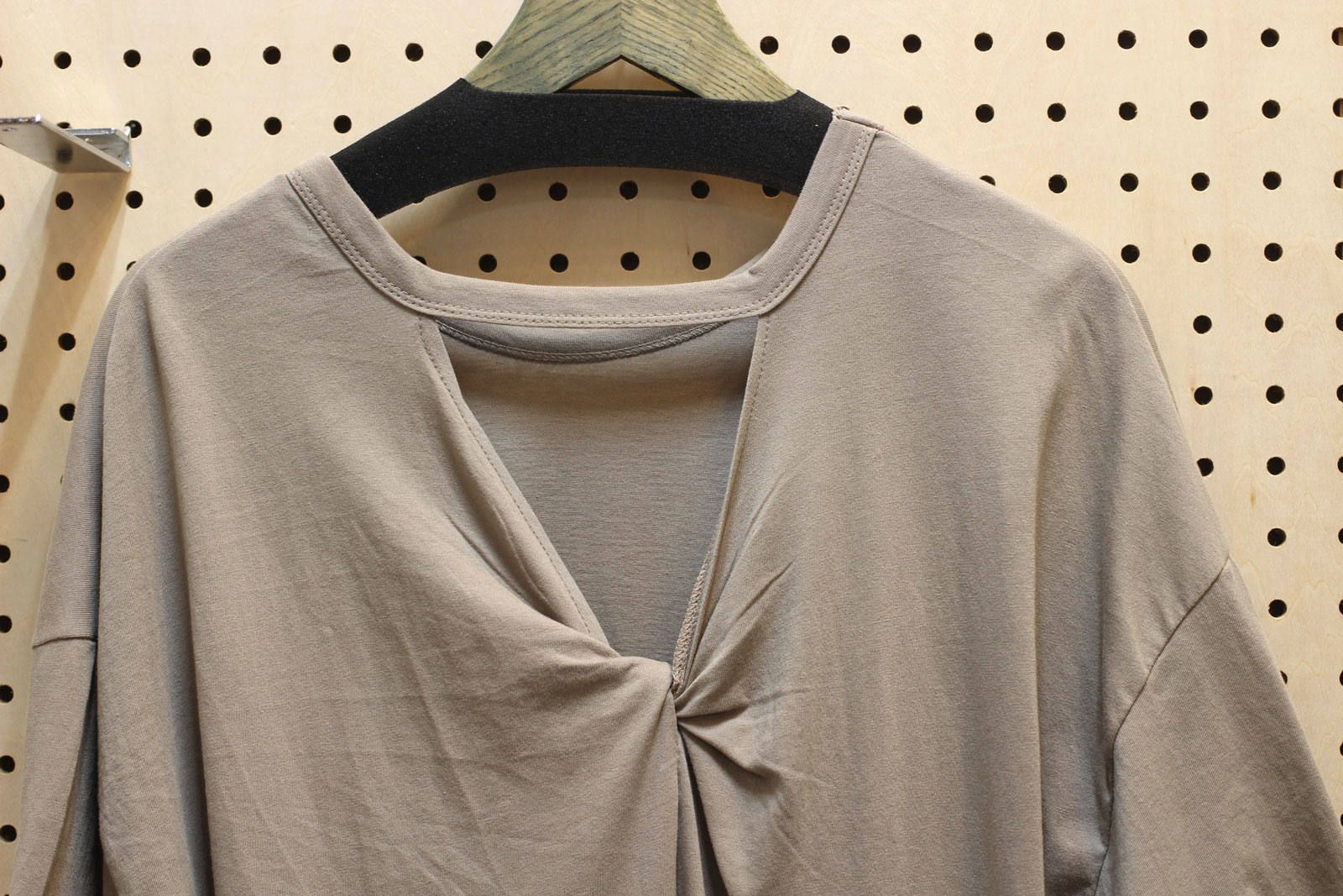 バックツイストTシャツ ブラウン