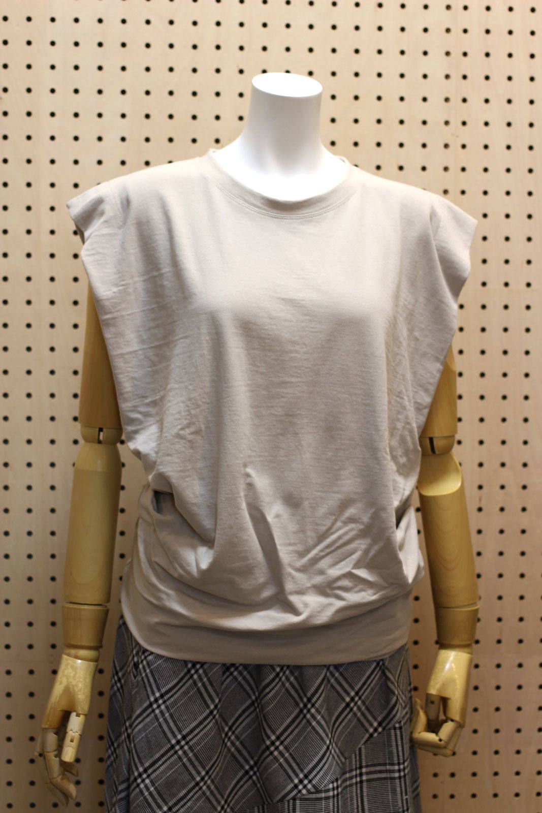 タックノースリーブTシャツ ベージュ