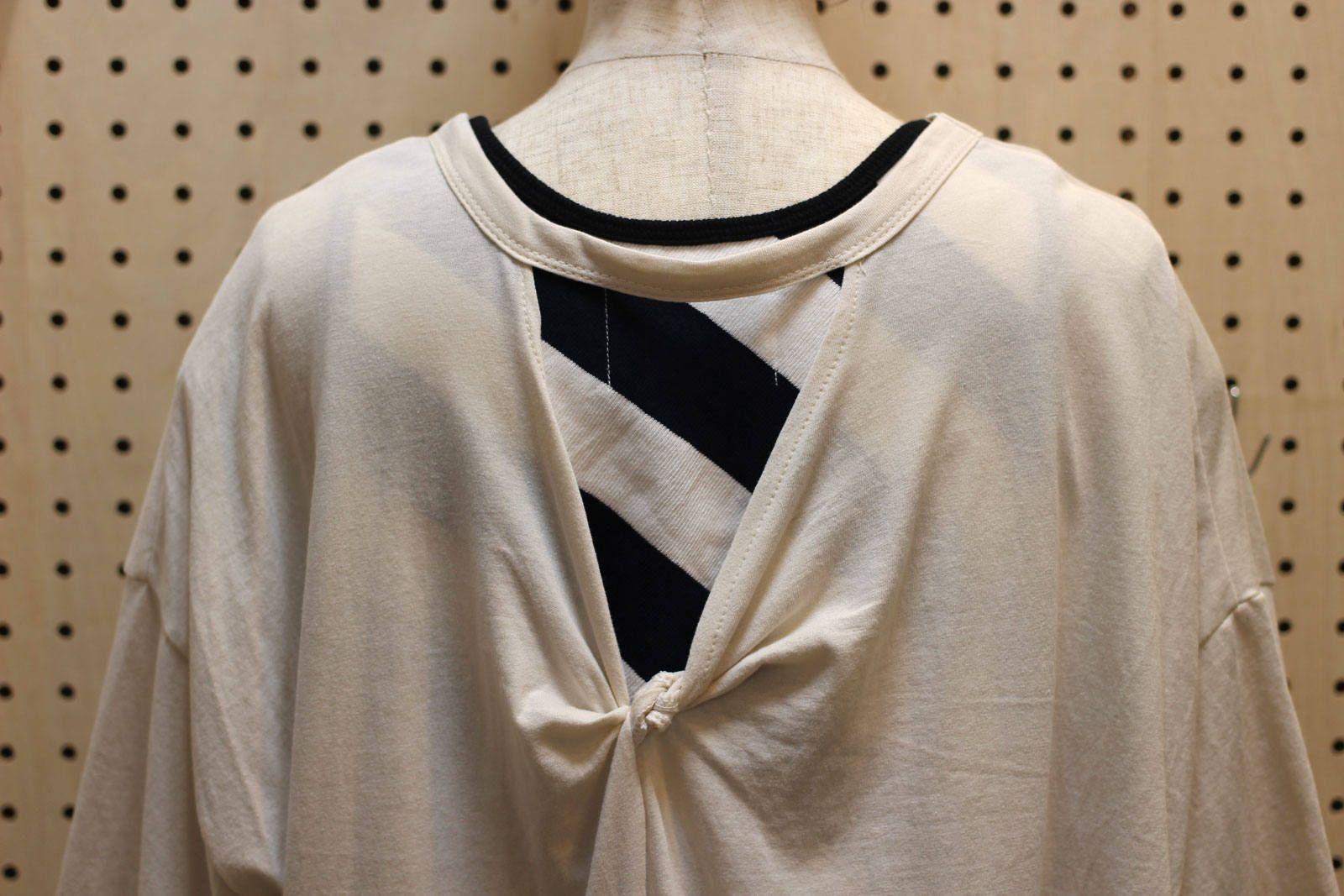 バックツイストTシャツ ブラウン