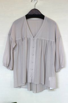 Vネックシアーブラウス グレー